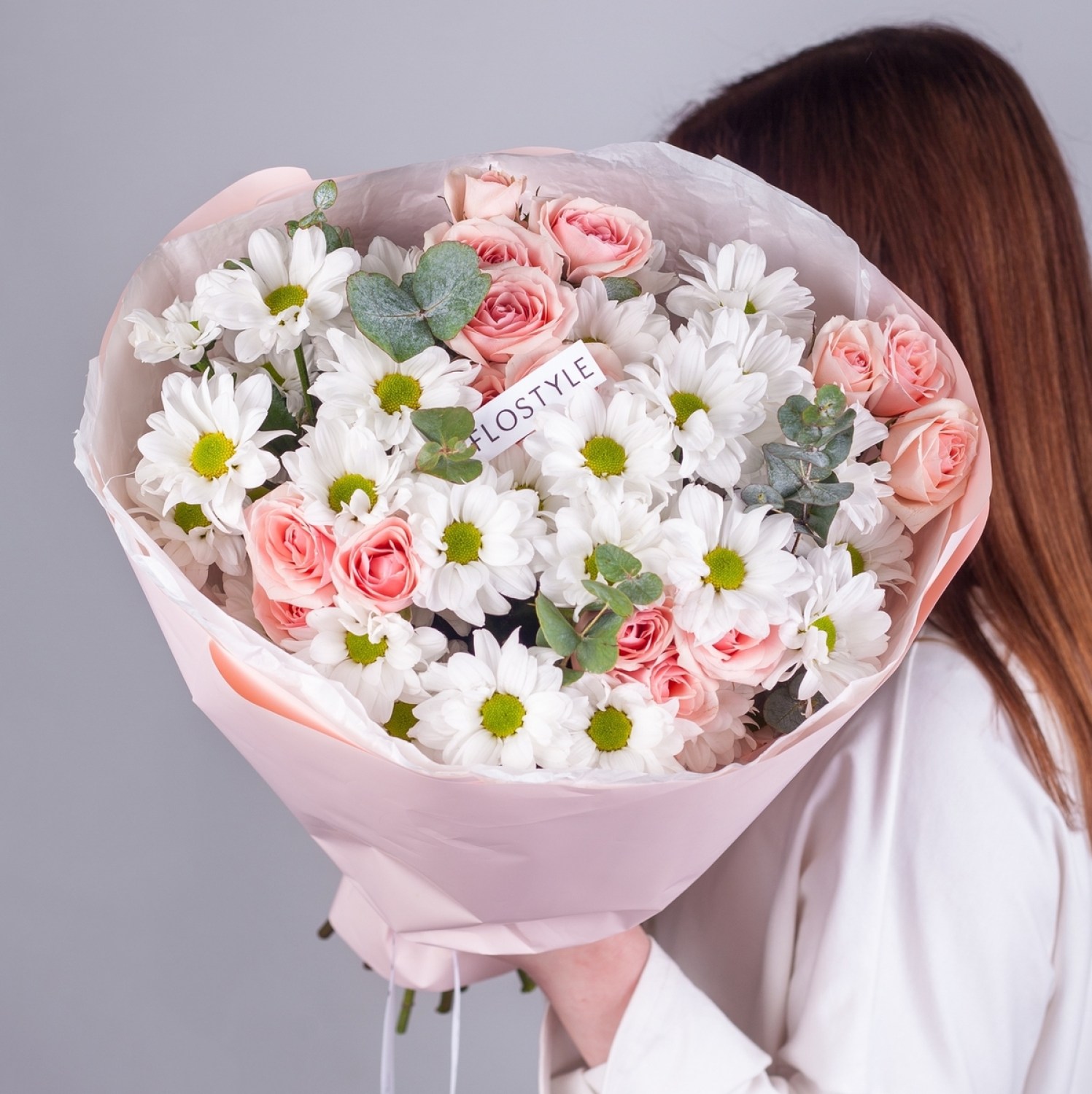 Букет с кустовой хризантемой и розой